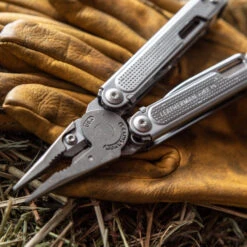 Leatherman FREE P4 Multipurpose Pliers With Nylon Sheath -Peuget Knives Shop LT832640 Leatherman Free P4 with Gloves
