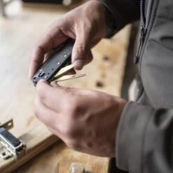 Leatherman FREE K4 Multipurpose Knife -Peuget Knives Shop LT832664 Leatherman Free K4 in Hand