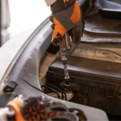 Leatherman Ratchet Driver -Peuget Knives Shop LT931030 Leatherman Ratechet Driver in Use Engine Repair