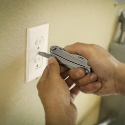 Leatherman Sidekick Multi-Tool With Nylon Sheath -Peuget Knives Shop ltsidekick flatscrewdriver1x1000