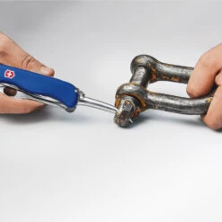 Victorinox Skipper Pro Lockblade Swiss Army Knife -Peuget Knives Shop sa85032mw marlin spike in use 2 x1000 54e3dd0b b93c 4365 a948 cc914f4eb6d8